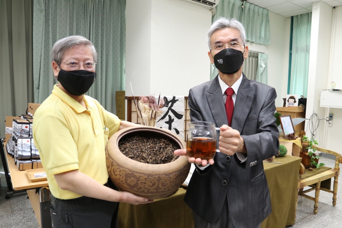 【公關組】興大製茶產學聯盟串聯產業 開發國內首創新品: (一)熷茶普洱漱口水；(二)自然農法熷茶粉