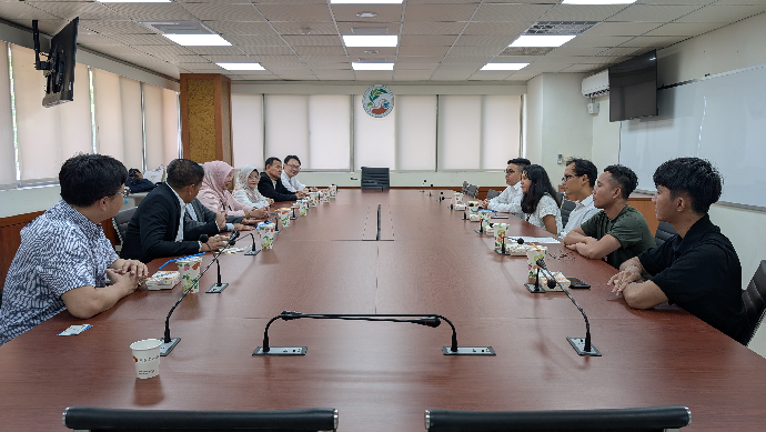 印尼迪波內戈羅大學(Diponegoro University)Suharnomo校長及師長們與本院國際生(印尼)交流