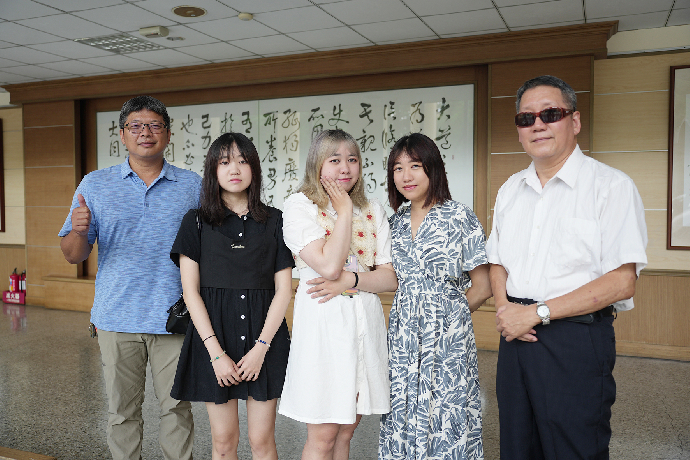 譚家四姊妹全就讀興大進修部 罕見一家6口都是興大人