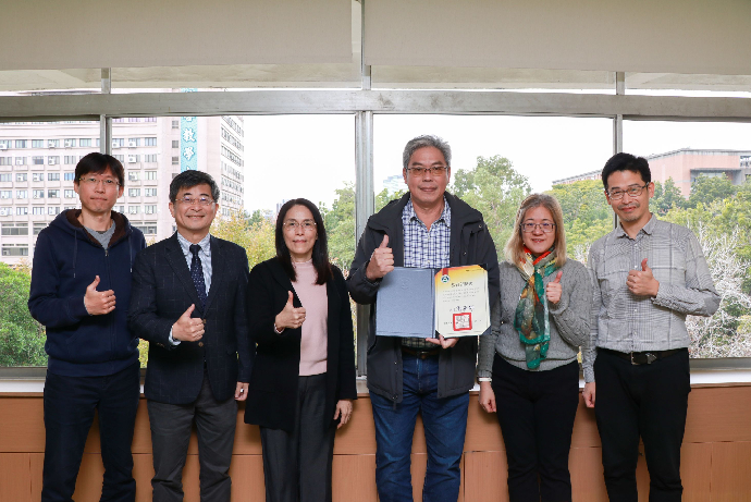 雙喜臨門！興大「昆蟲」與「AI」課程聯手榮獲兩座教育部2025 MOOCs標竿課程獎