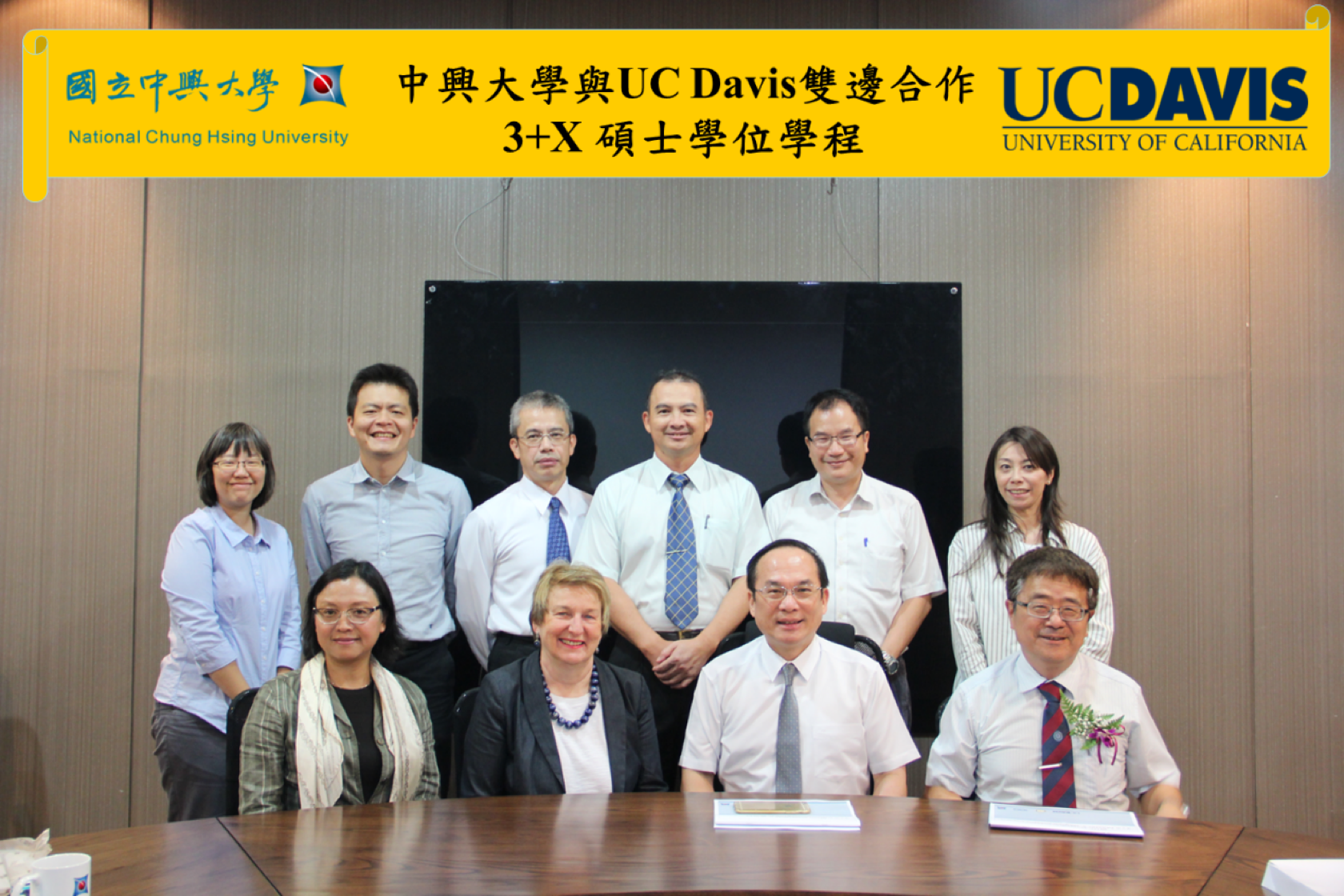 中興大學副校長楊長賢(前排右2)與校內師長，偕同UCD的Joanna Regulska博士(前排左2)及 UCD 的Linxia Liang博士(前排左1)洽談中興大學與UC Davis雙邊合作3+X 碩士學位學程簽約事宜及合影。