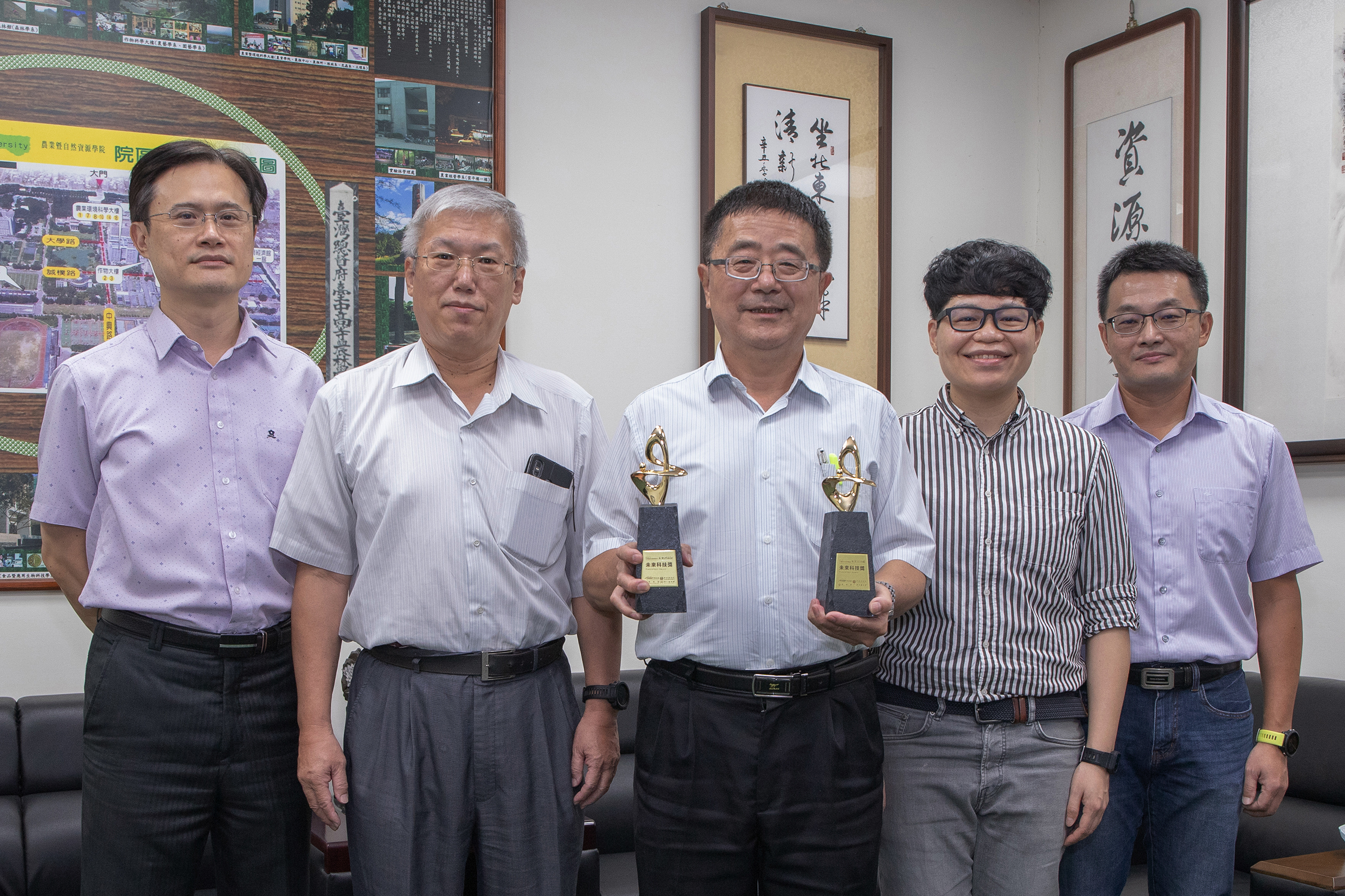 由中興大學農資學院申雍教授、賴鴻裕教授與吳靖宙教授團隊的「快速檢測磷酸根之離子選擇性感測晶片」，榮獲「未來科技獎」。