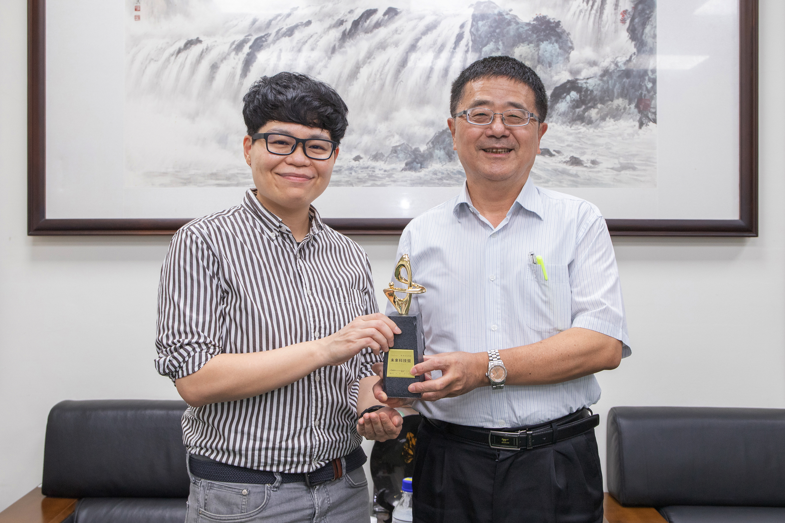 興大森林系陳奕君教授（左）以「智慧型纖維素水膠在農業上之應用」榮獲「未來科技獎」，與興大農資學院詹富智院長（右）合影。