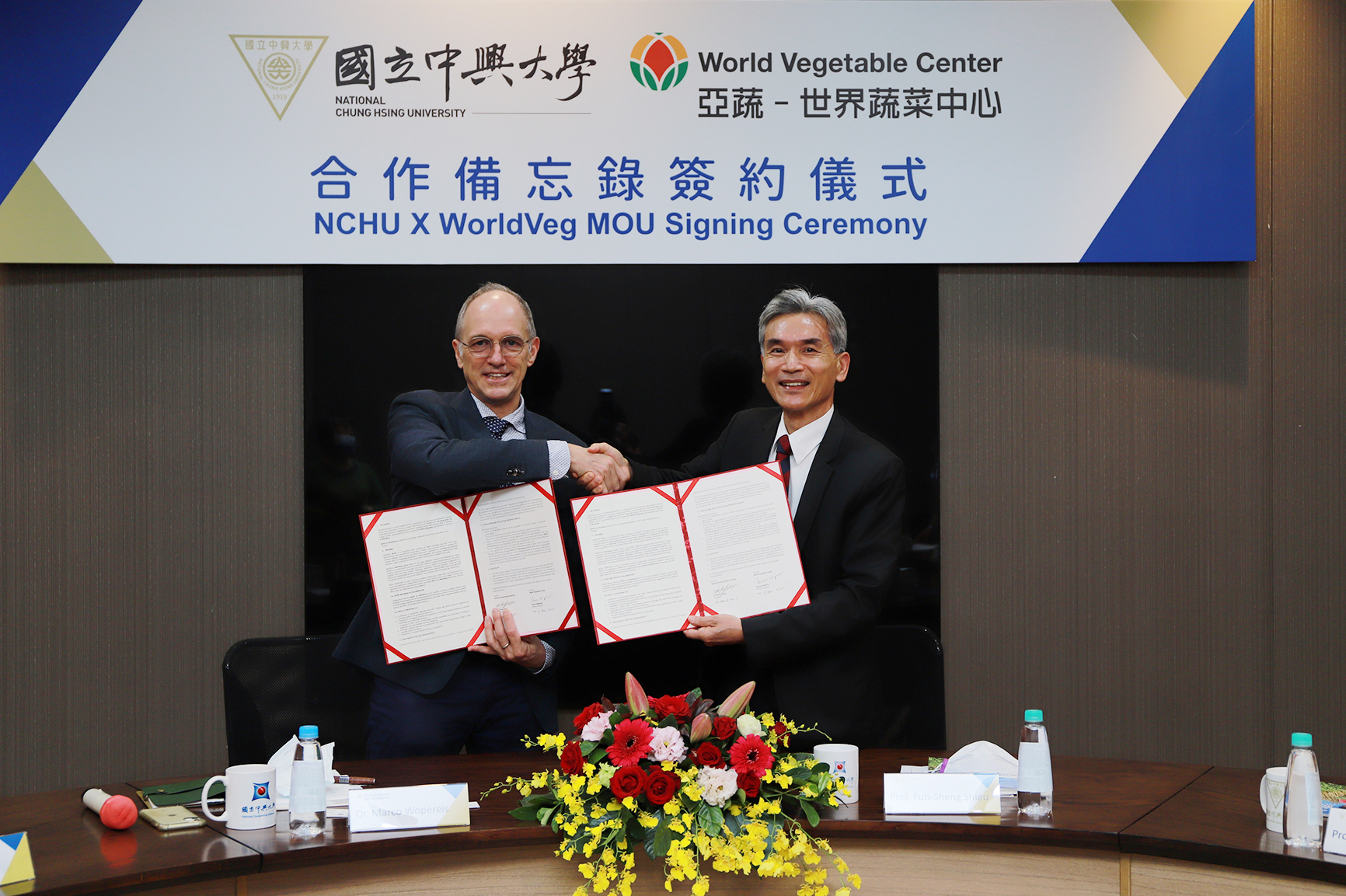 興大校長薛富盛（右）與世界蔬菜中心主任沃培睿（左）代表簽訂合作協議。