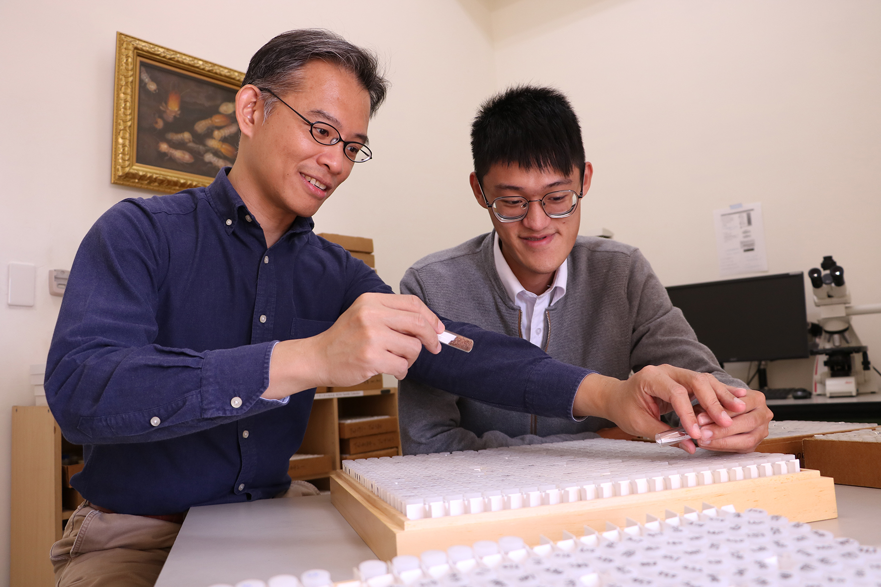 興大昆蟲系教授李後鋒（左）與碩士生劉鎧源（右，第二作者），桌面上管子內都是甲蟲樣本。