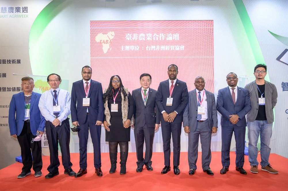 陳加忠（左二）、索馬利蘭駐台代表穆姆德（左三）與中華民國國際經濟合作協會副理事長孫杰夫（左五）及相關非洲駐台代表和業界人士於2021年臺非農業論壇合影。圖／陳加忠提供