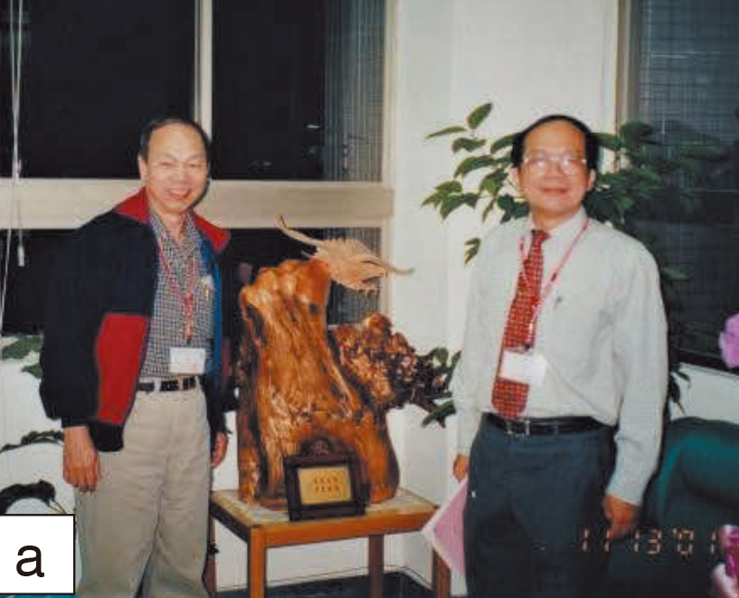 黃鴻章（左）四度擔任興大客座教授，與黃振文教授（右）合作研究、撰寫農業新知文章。（2001年）