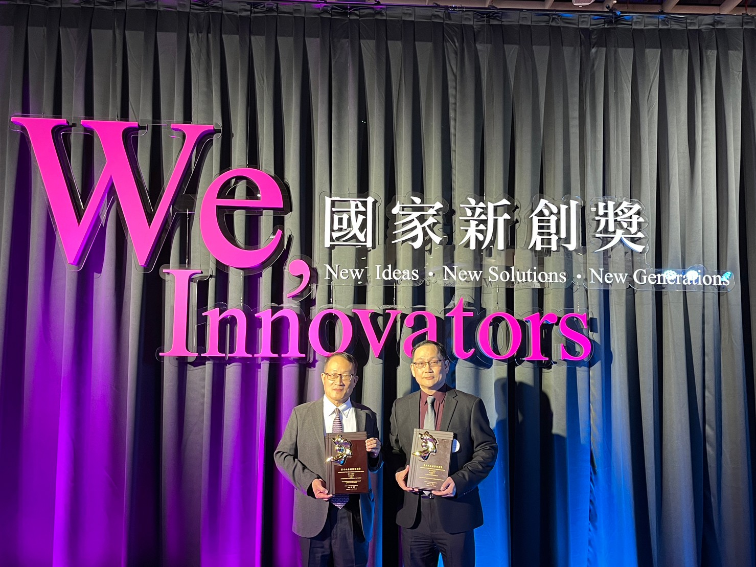 中興大學機械系特聘教授王國禎（左）、副校長詹富智、生醫工程研究所教授張健忠（右）共組的團隊，榮獲雙座第19屆國家新創獎學研創新獎。