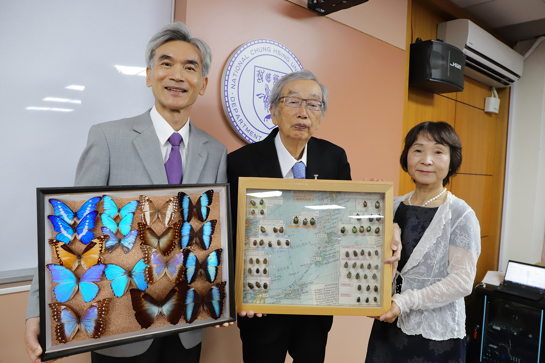 日本名古屋女子大學退休教授八田耕吉（中）與夫人，與興大校長薛富盛（左）合影