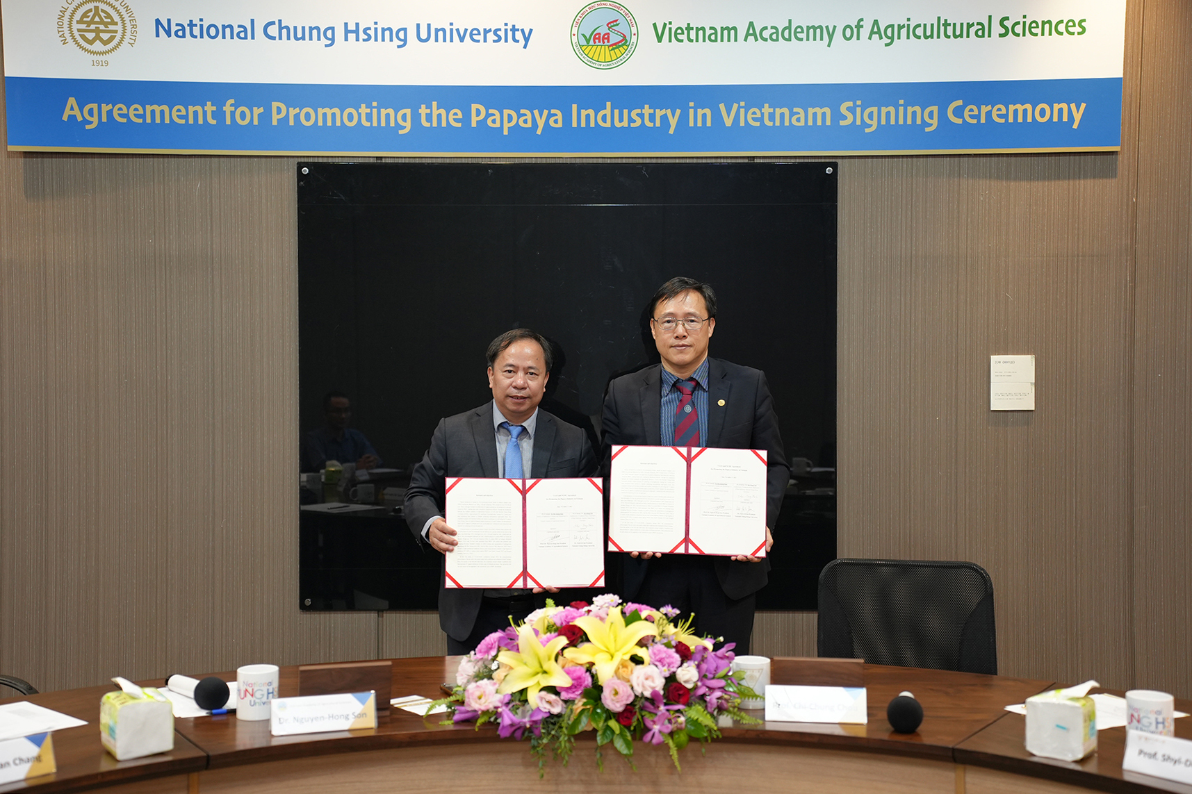 簽約儀式由越南農業科學院阮紅山院長（左）及興大副校長兼國際長周濟眾（右）代表出席。